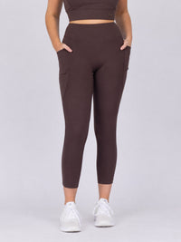 Brooke is wearing our leggings in size M. She is AUS 12 and 172cm tall.