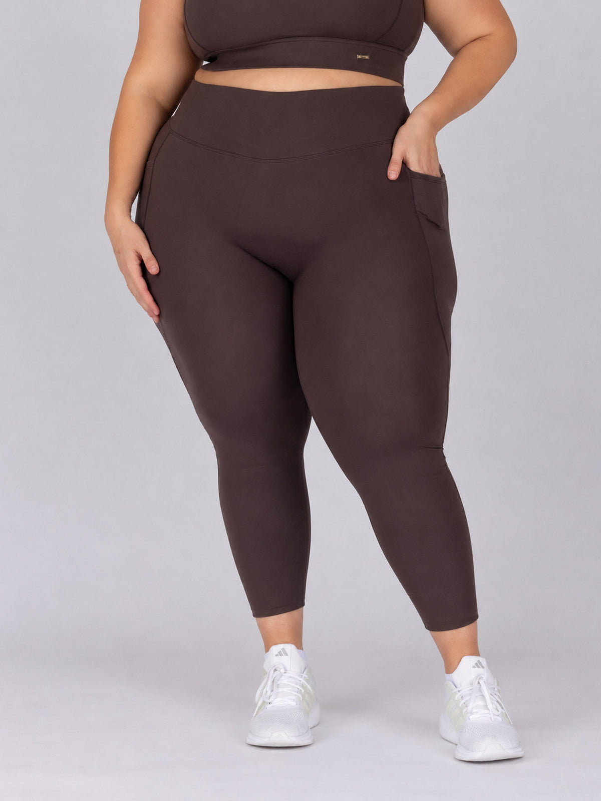 Kaleena is wearing our leggings in size 4XC. She is AUS 22-24.