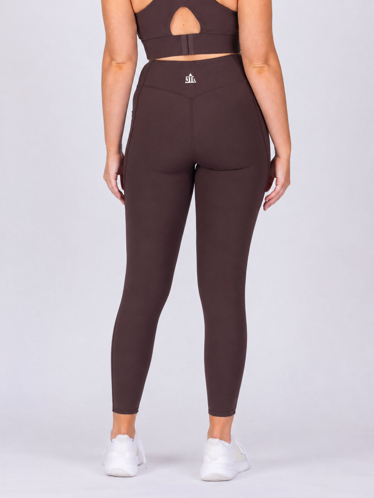 Brooke is wearing our leggings in size M. She is AUS 12 and 172cm tall.