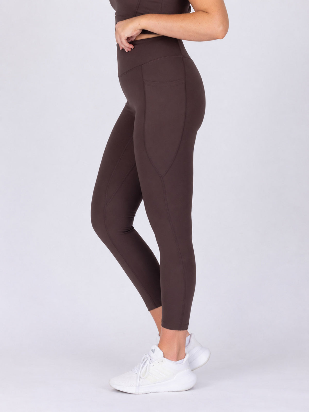 Brooke is wearing our leggings in size M. She is AUS 12 and 172cm tall.