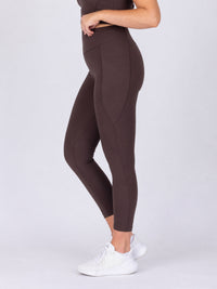 Brooke is wearing our leggings in size M. She is AUS 12 and 172cm tall.