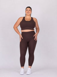 Maddie is wearing our leggings in size CURVE. She is AUS 16.