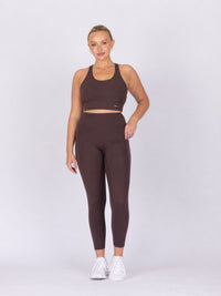 Brooke is wearing our leggings in size M. She is AUS 12 and 172cm tall.