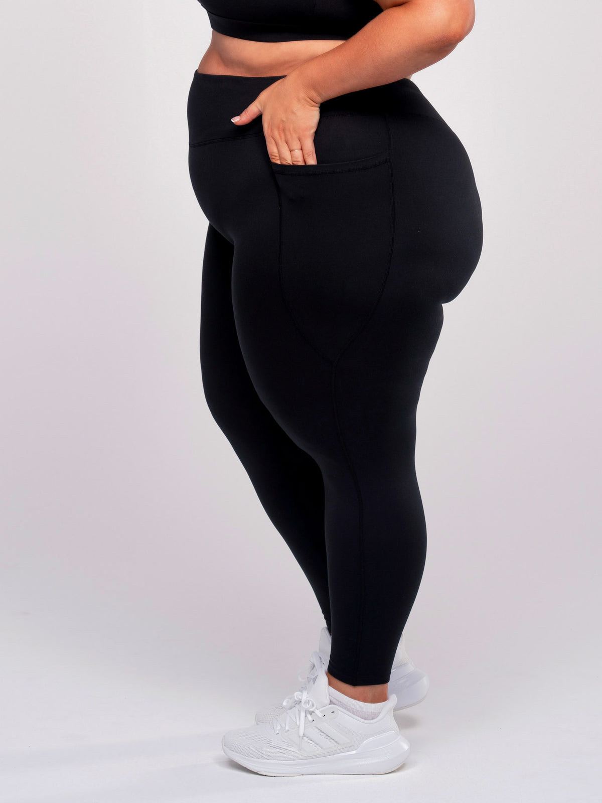 Show off your curves in our sculpting leggings 🍑 Link in bio to shop 🛍️
