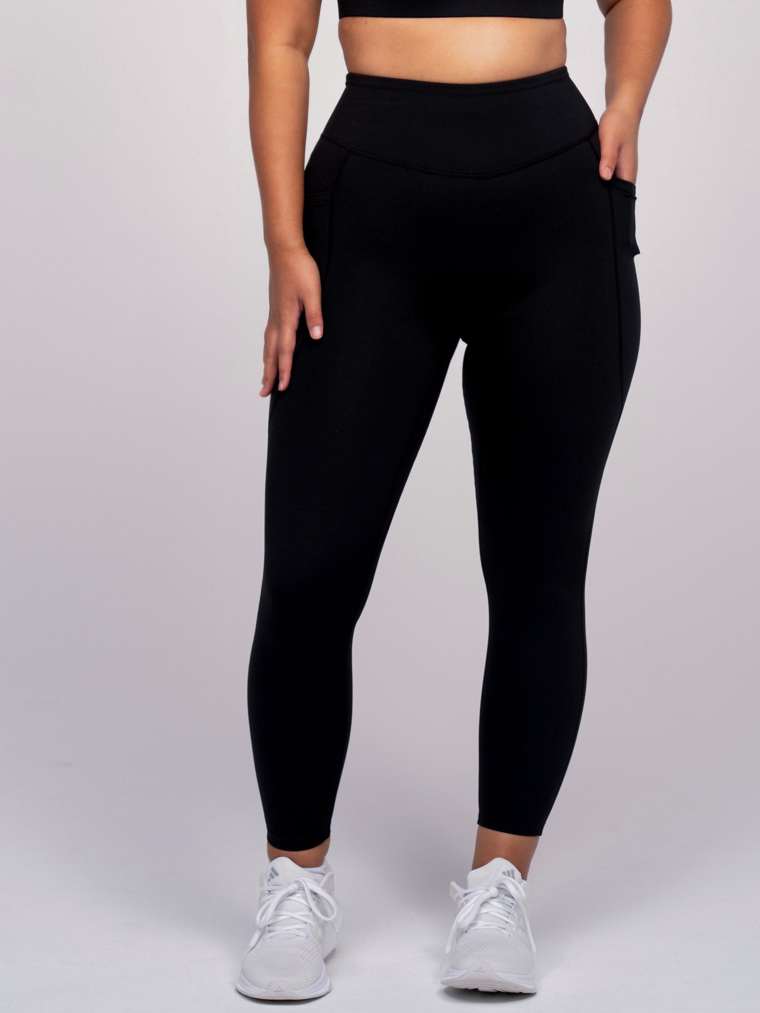 Kiri is wearing our leggings in size M. She is AUS 10-12.