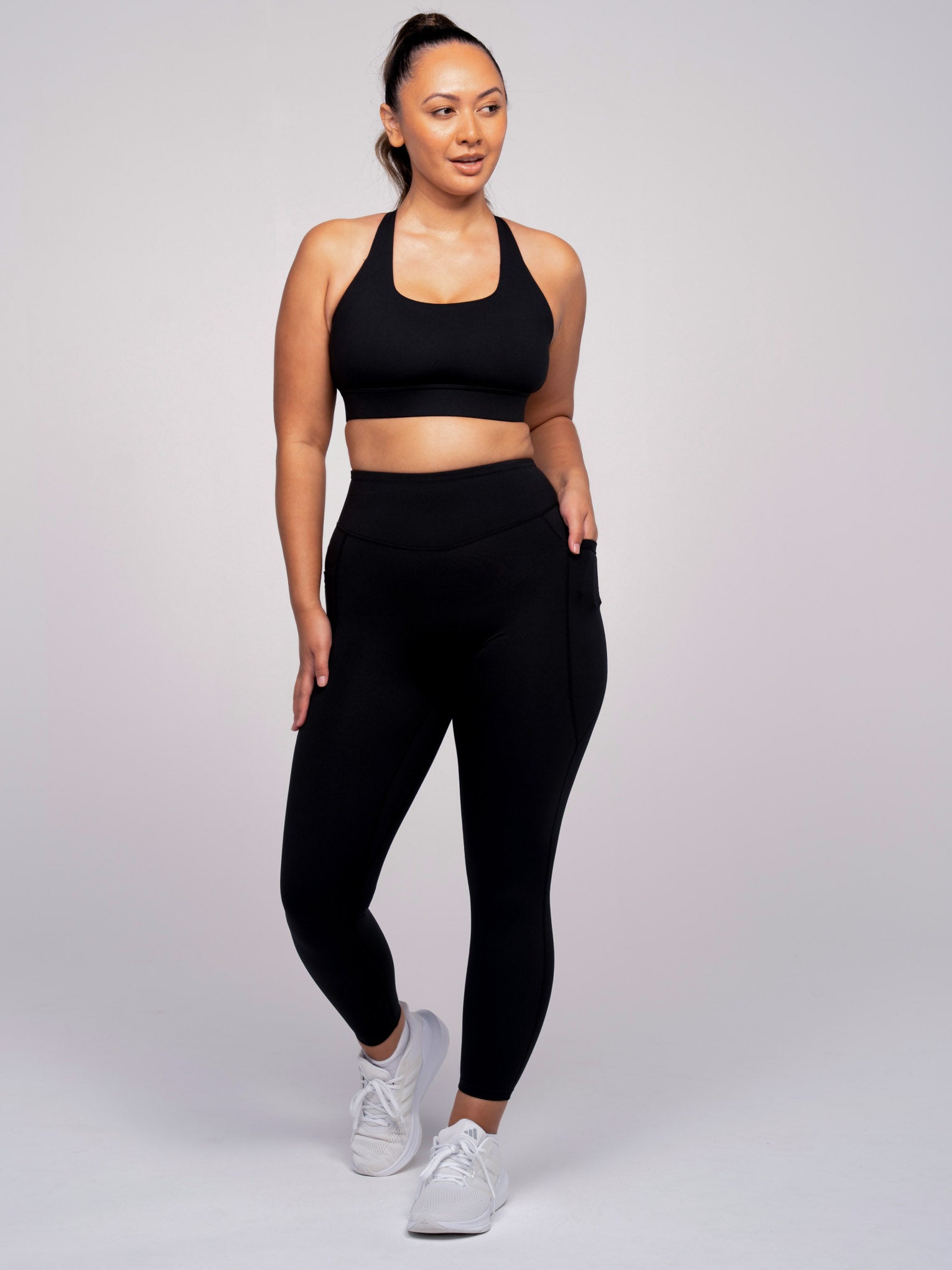 Kiri is wearing our leggings in size M. She is AUS 10-12.