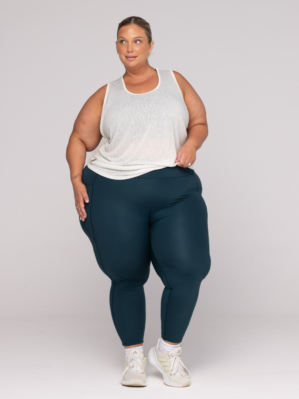 Shae is wearing our Tank in size 4XC. She is AUS 22-24.