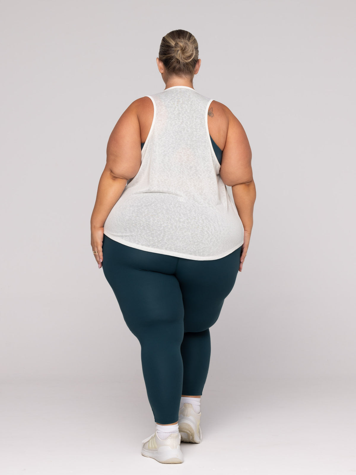 Shae is wearing our Tank in size 4XC. She is AUS 22-24.