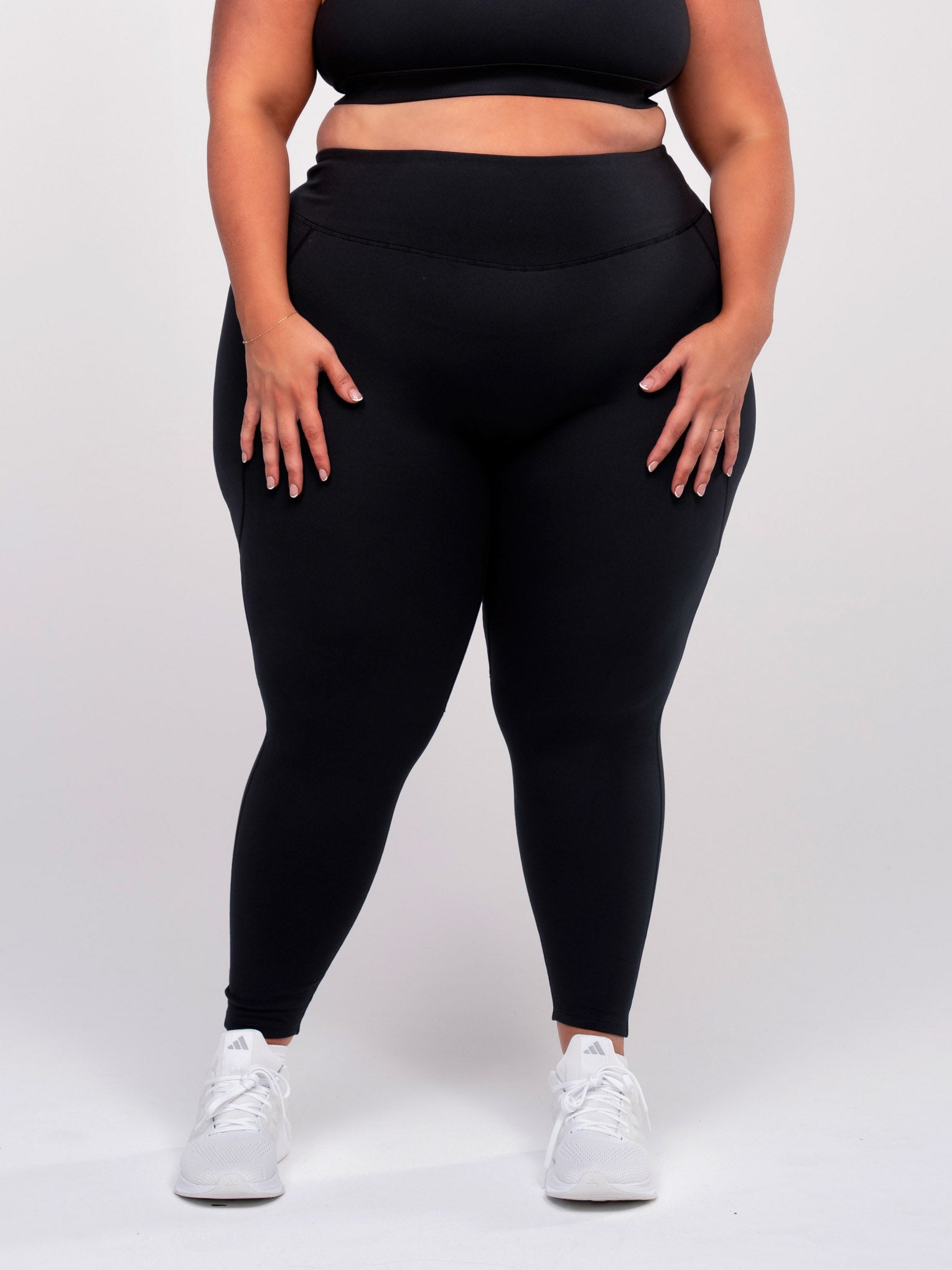 Kaleena is wearing our leggings in size 4XC. She is AUS 22-24.