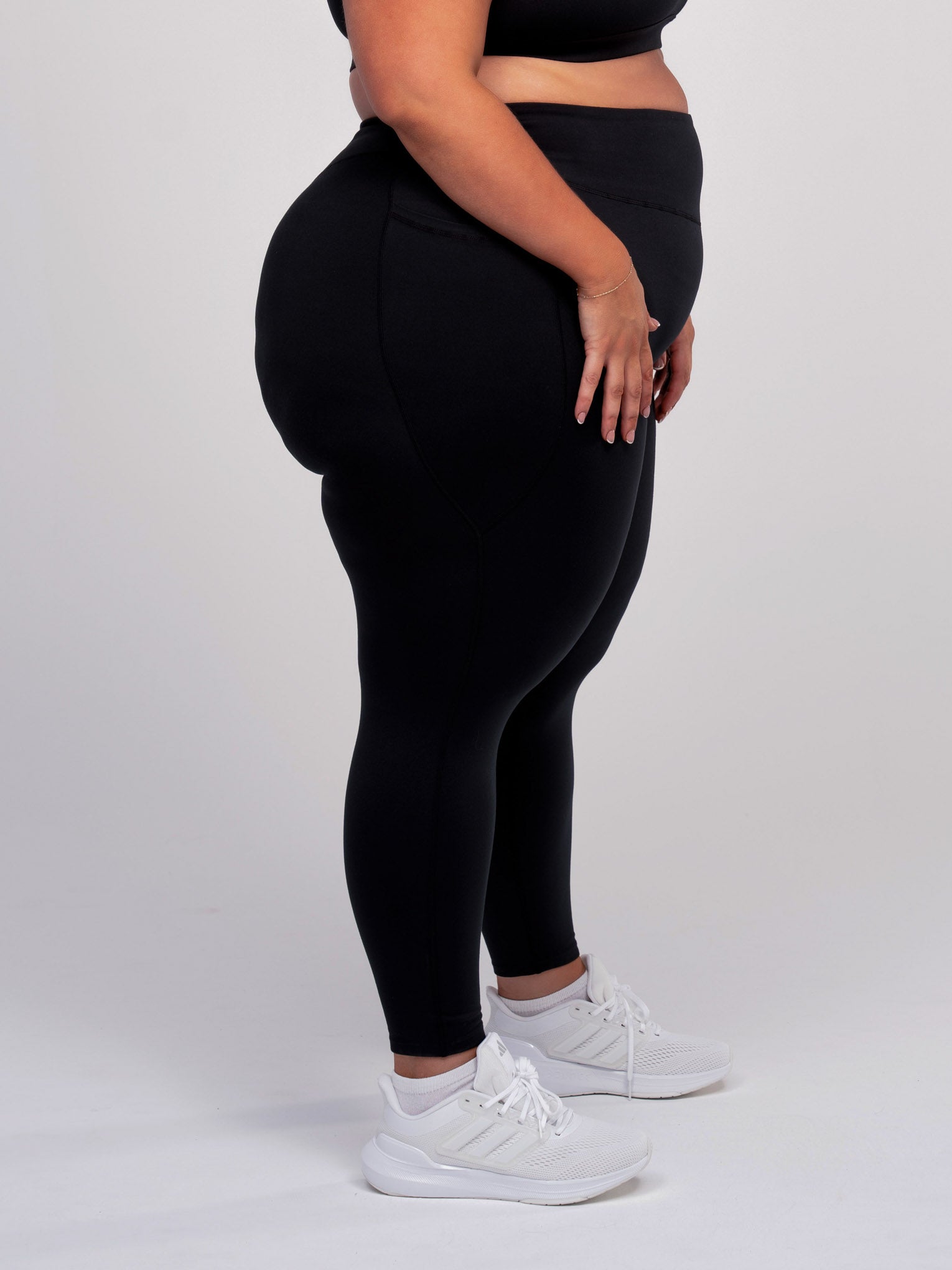 Kaleena is wearing our leggings in size 4XC. She is AUS 22-24.