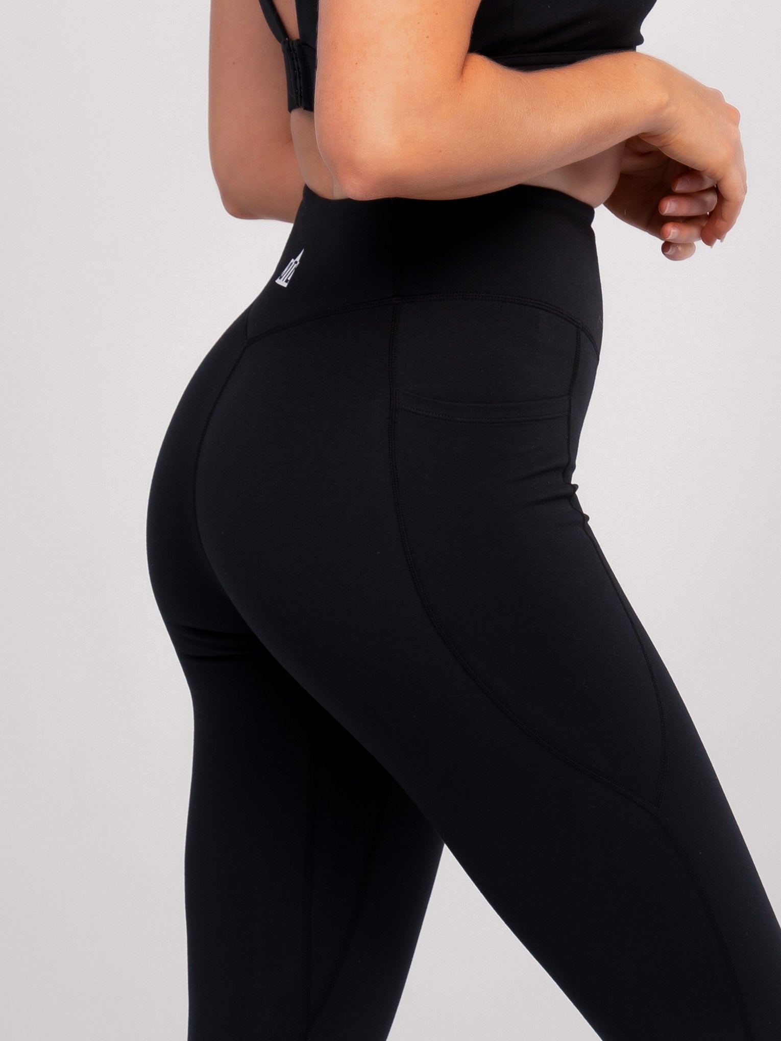 Rhi is wearing our leggings in size S. She is AUS 10-12 and 178cm tall.