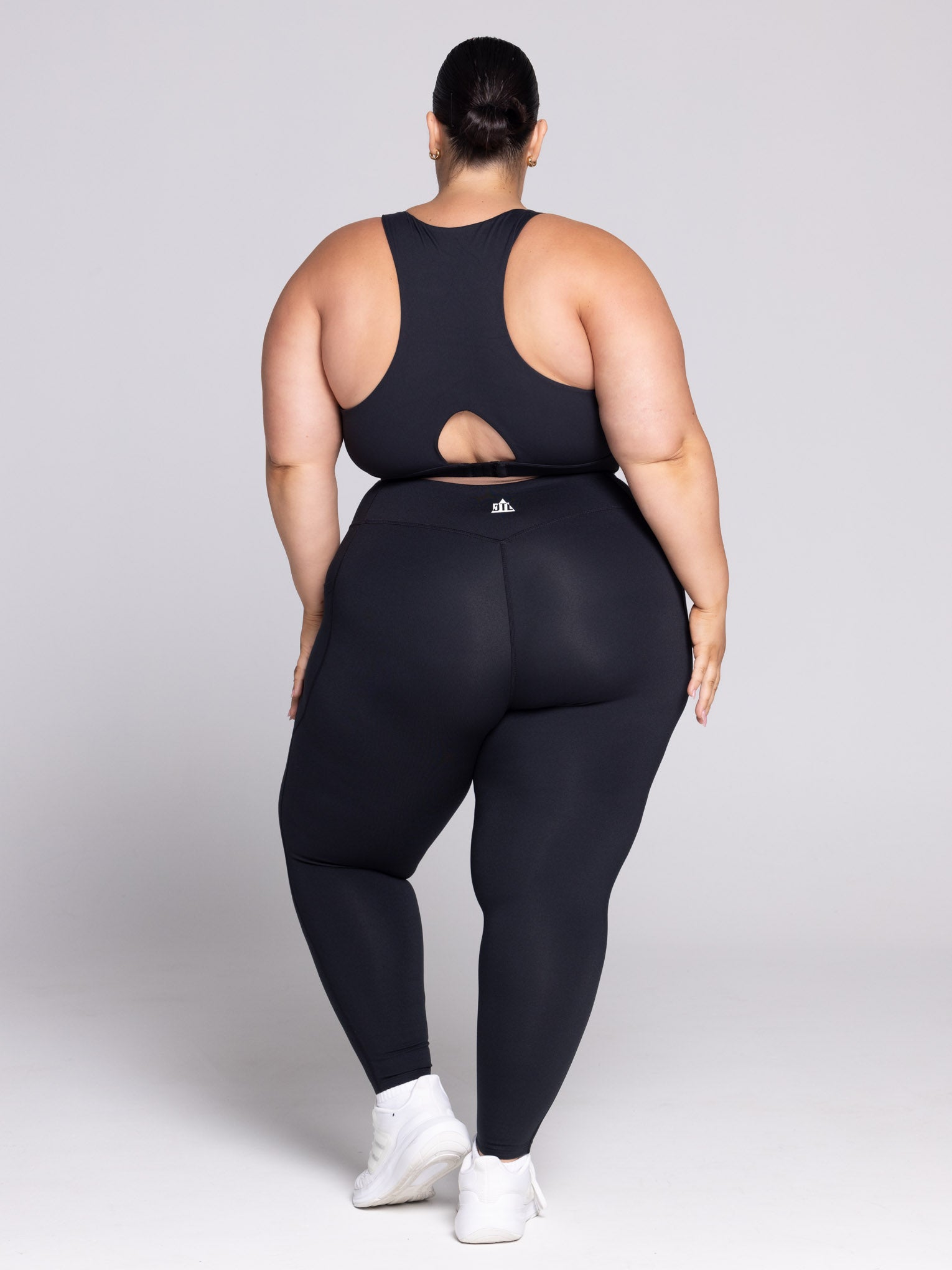 Maddie Z is wearing our leggings in size 3XC. She is AUS 18-20 and 163cm tall.