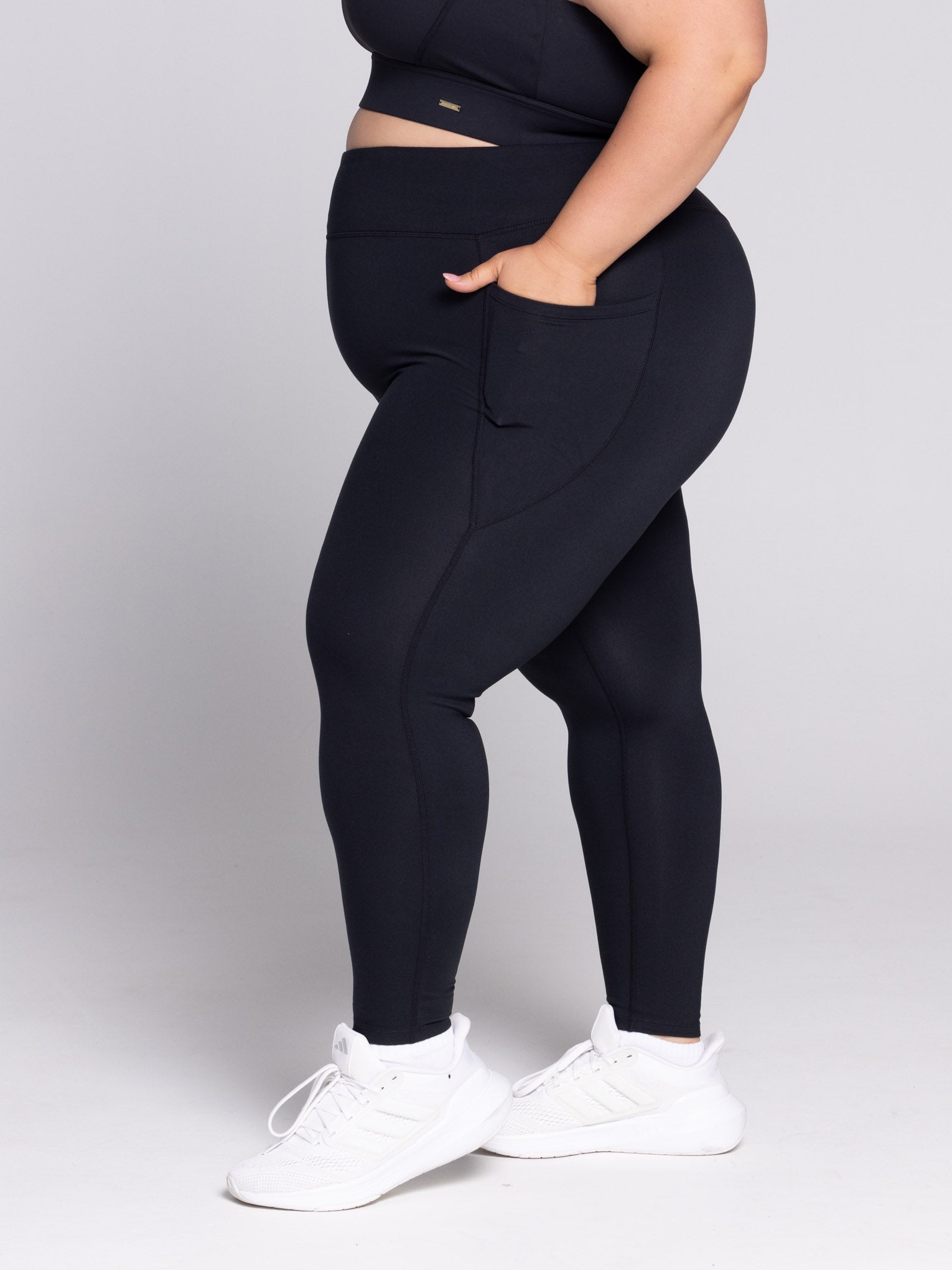 Maddie Z is wearing our leggings in size 3XC. She is AUS 18-20 and 163cm tall.