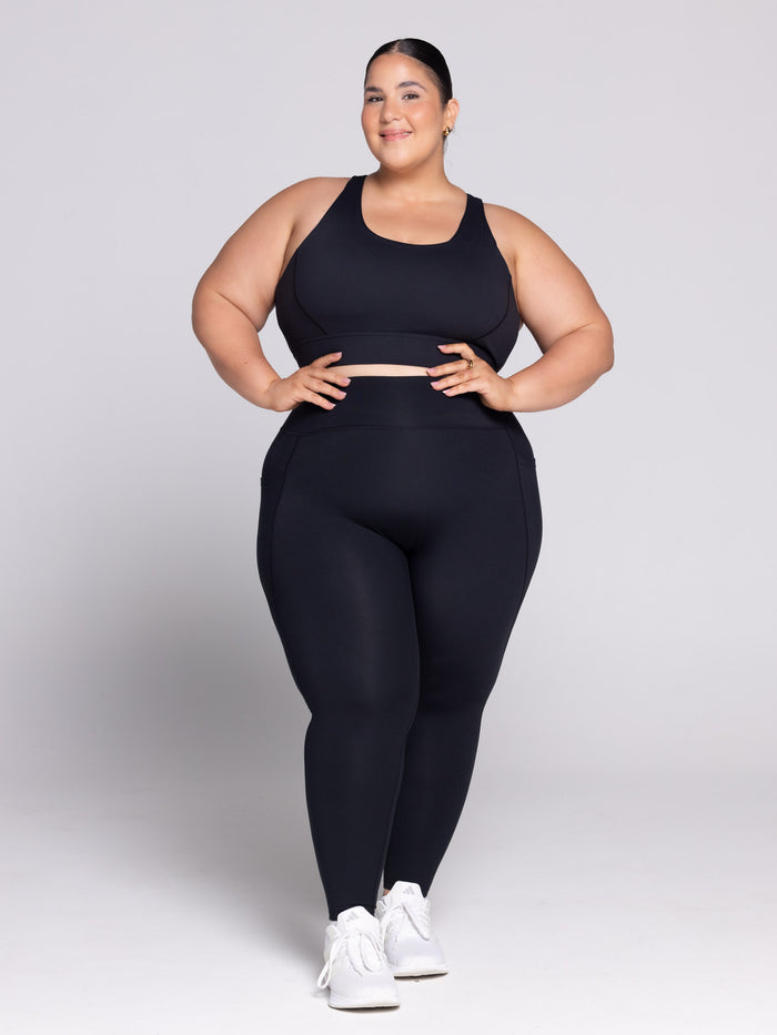 Maddie Z is wearing our leggings in size 3XC. She is AUS 18-20 and 163cm tall.