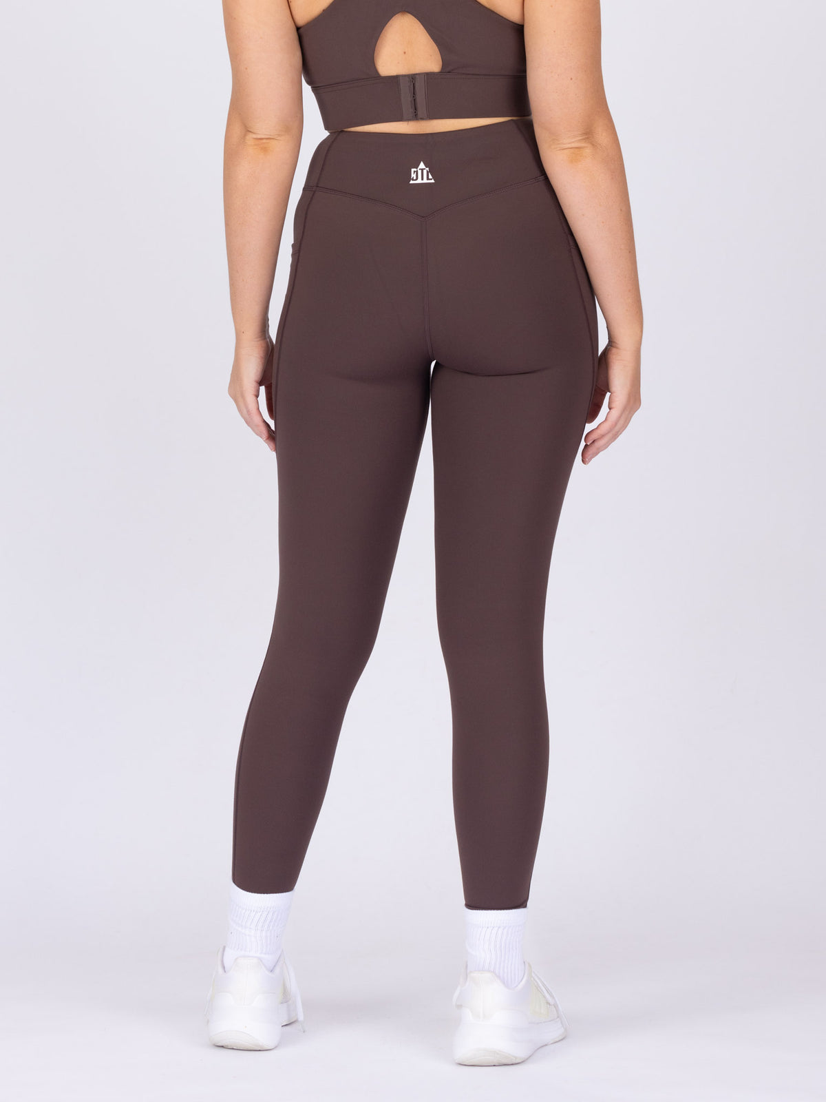 Brooke is wearing our leggings in size M. She is AUS 12 and 172cm tall.
