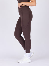 Brooke is wearing our leggings in size M. She is AUS 12 and 172cm tall.