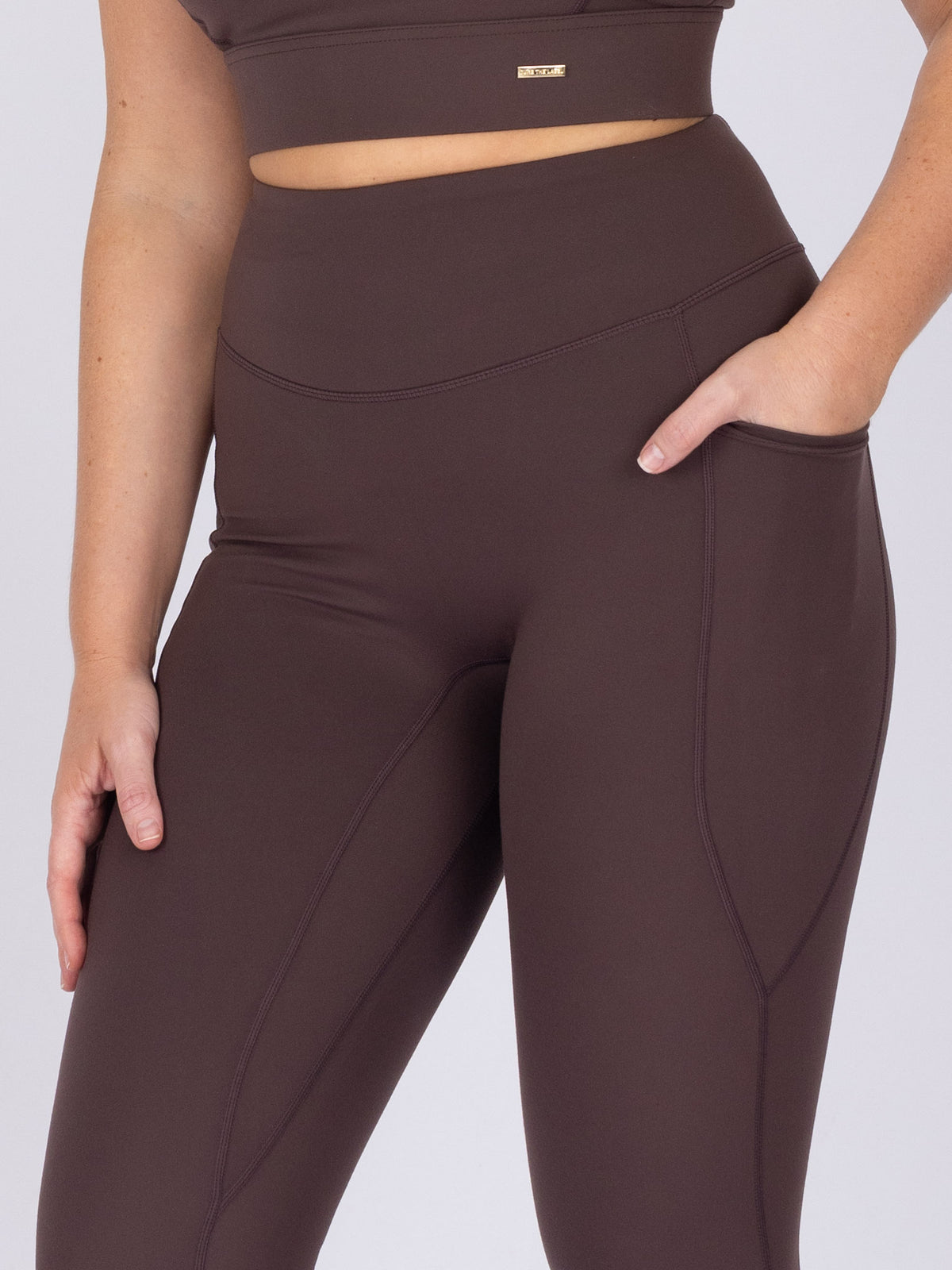 Brooke is wearing our leggings in size M. She is AUS 12 and 172cm tall.