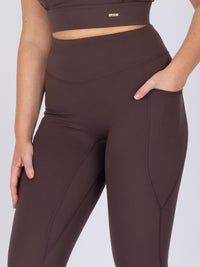 Brooke is wearing our leggings in size M. She is AUS 12 and 172cm tall.