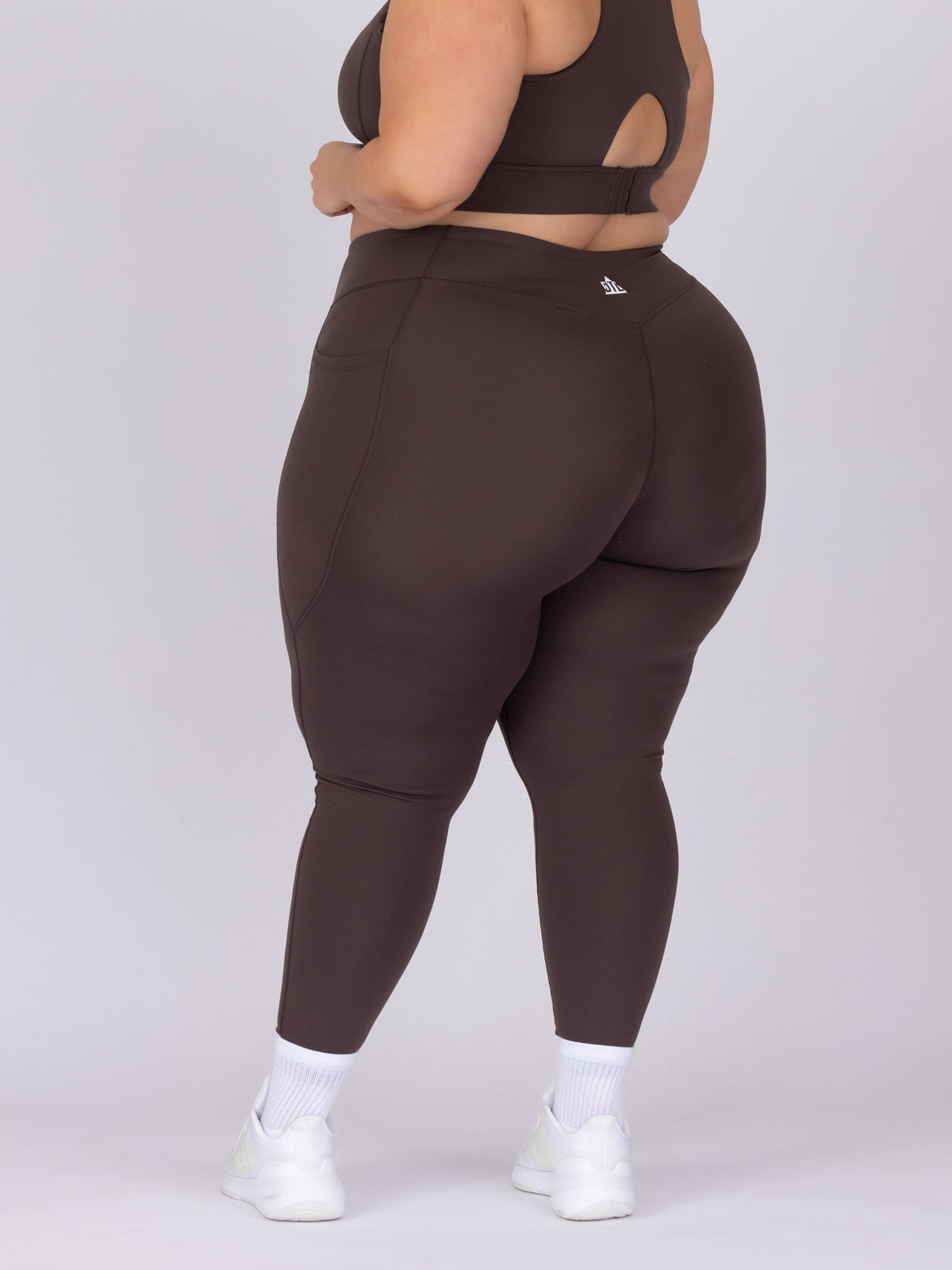 Kaleena is wearing our leggings in size 4XC. She is AUS 22-24.