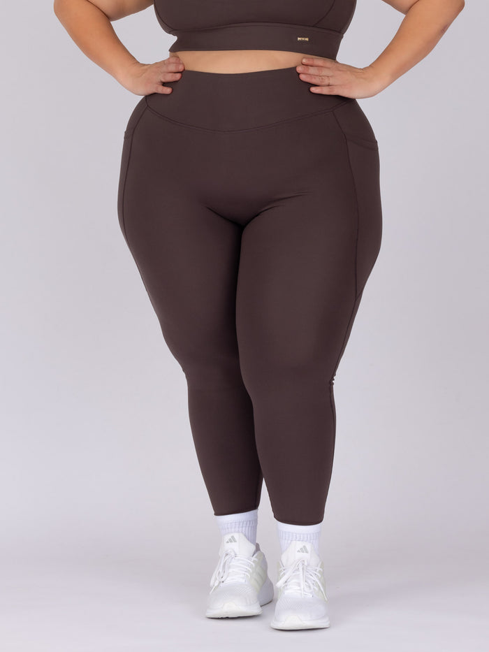 Kaleena is wearing our leggings in size 4XC. She is AUS 22-24.