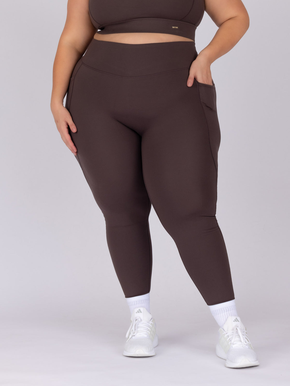 Kaleena is wearing our leggings in size 4XC. She is AUS 22-24.