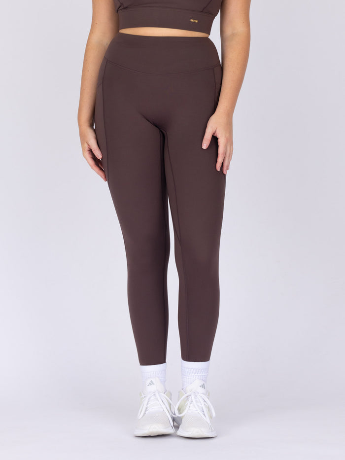 Brooke is wearing our leggings in size M. She is AUS 12 and 172cm tall.