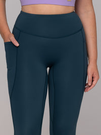 Brooke is wearing our leggings in size M. She is AUS 12 and 172cm tall.