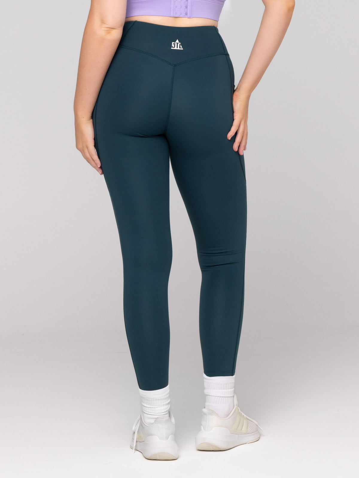 Brooke is wearing our leggings in size M. She is AUS 12 and 172cm tall.