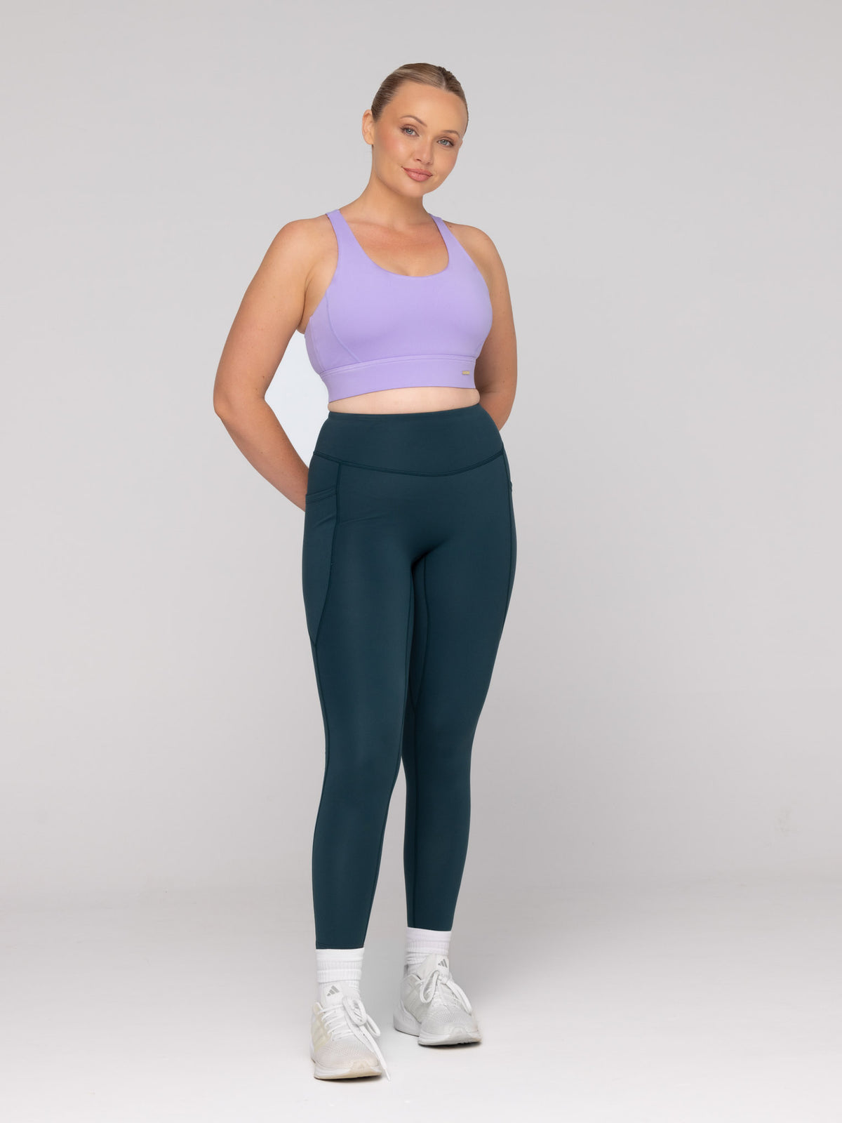 Brooke is wearing our leggings in size M. She is AUS 12 and 172cm tall.