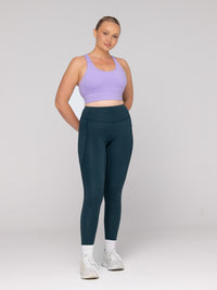 Brooke is wearing our leggings in size M. She is AUS 12 and 172cm tall.
