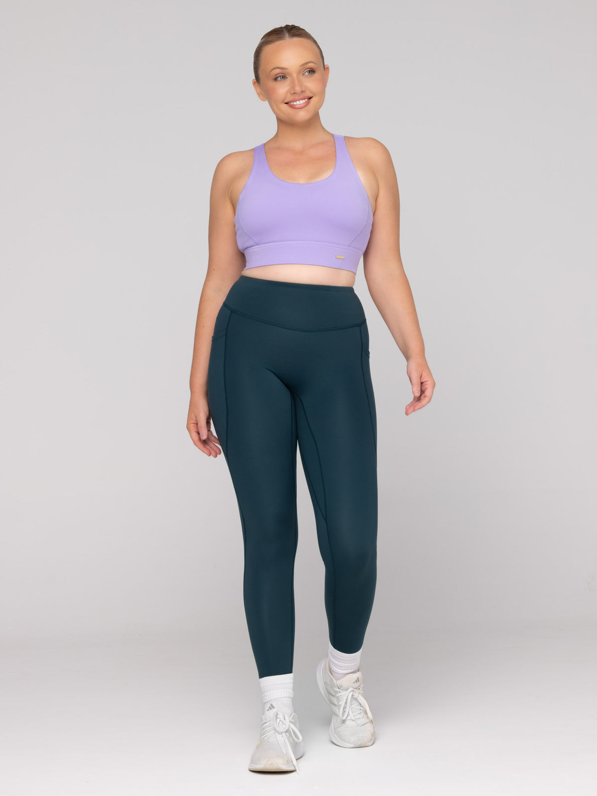 Brooke is wearing our leggings in size M. She is AUS 12 and 172cm tall.