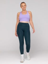 Brooke is wearing our leggings in size M. She is AUS 12 and 172cm tall.