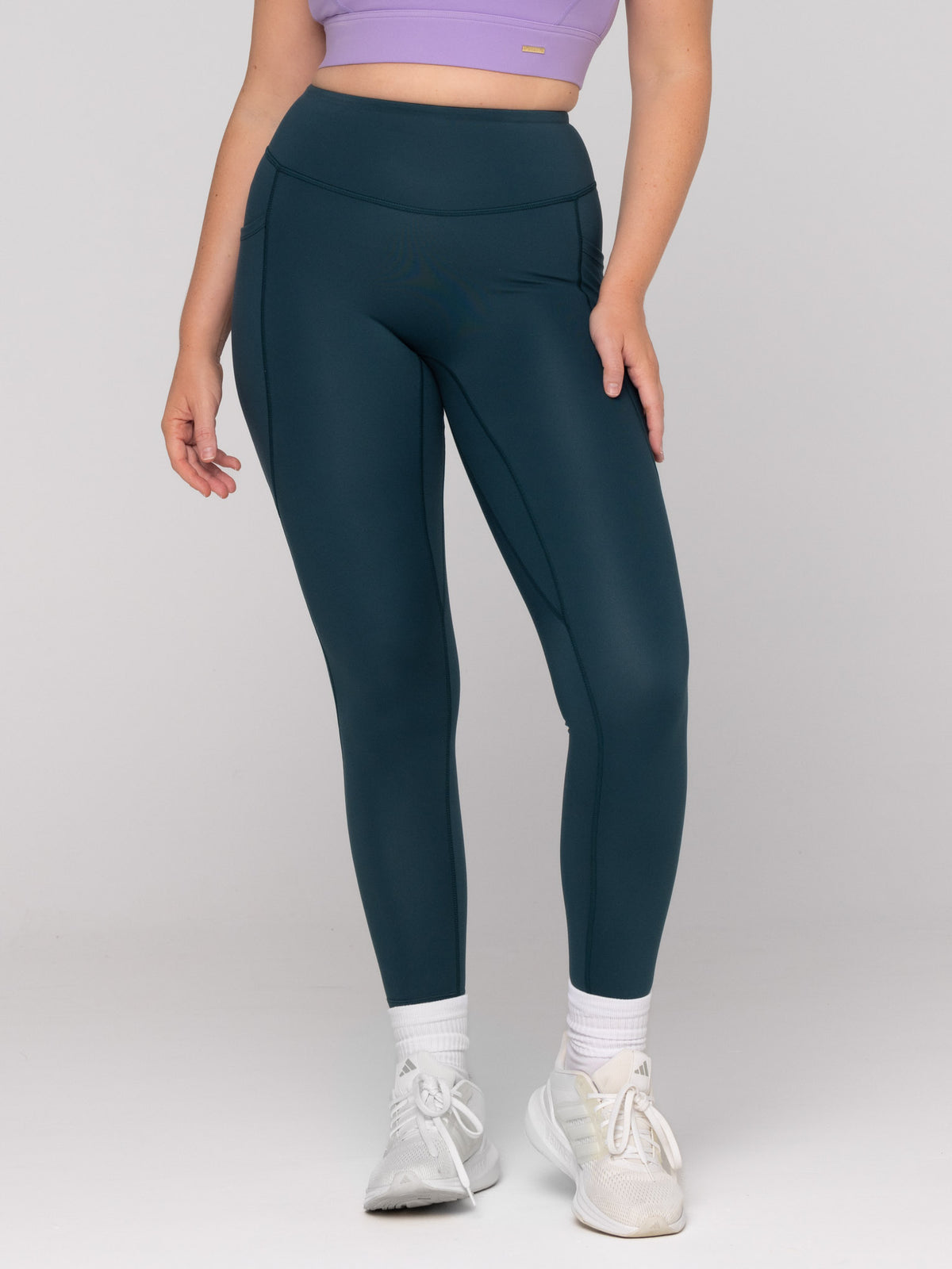 Brooke is wearing our leggings in size M. She is AUS 12 and 172cm tall.