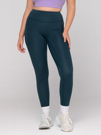 Brooke is wearing our leggings in size M. She is AUS 12 and 172cm tall.