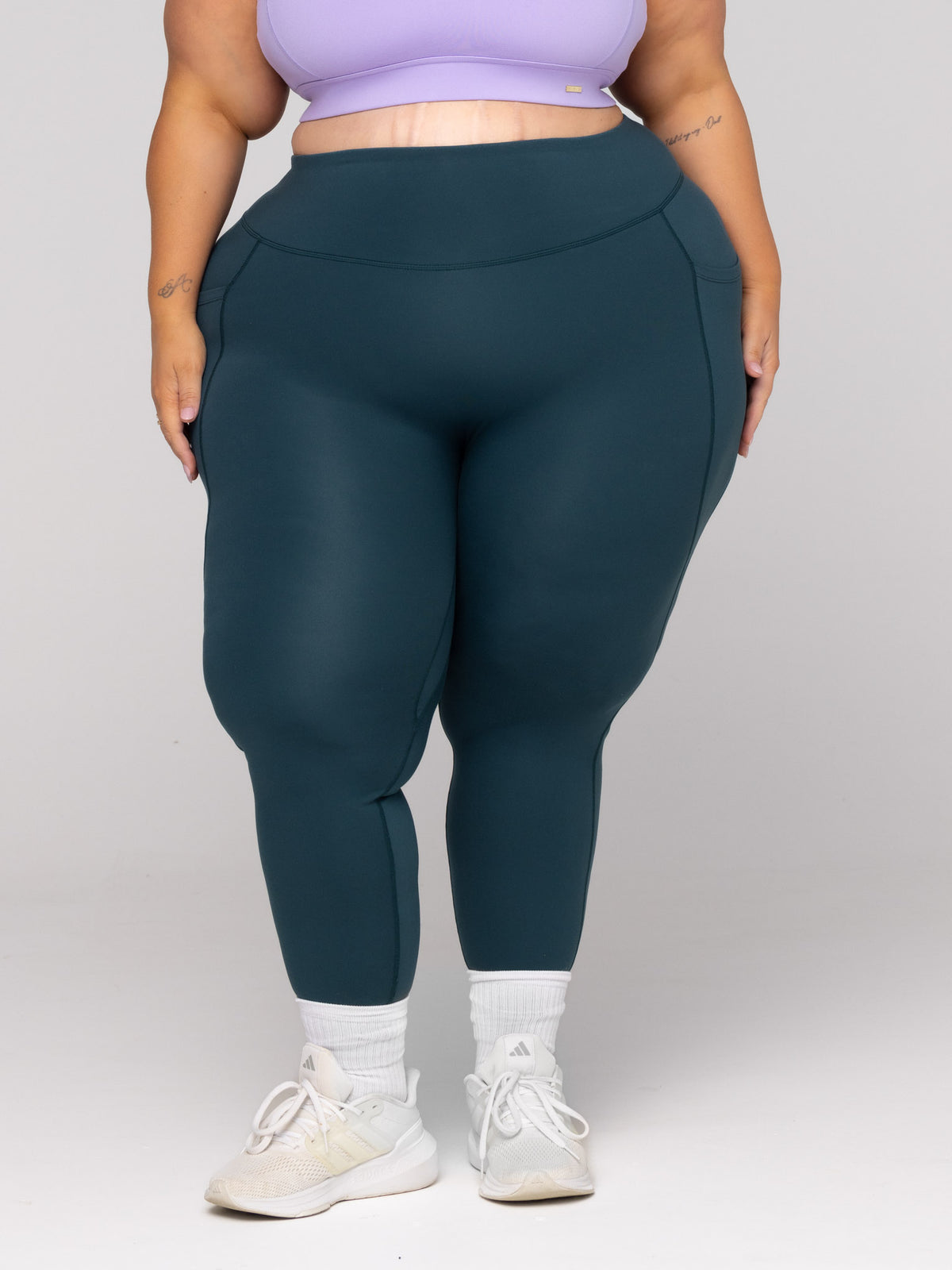 Shae is wearing our leggings in size 3XC. She is AUS 22-24 and 167cm tall.
