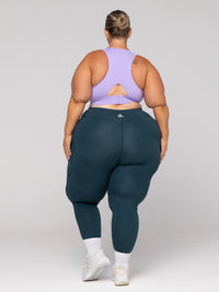 Shae is wearing our leggings in size 3XC. She is AUS 22-24 and 167cm tall.