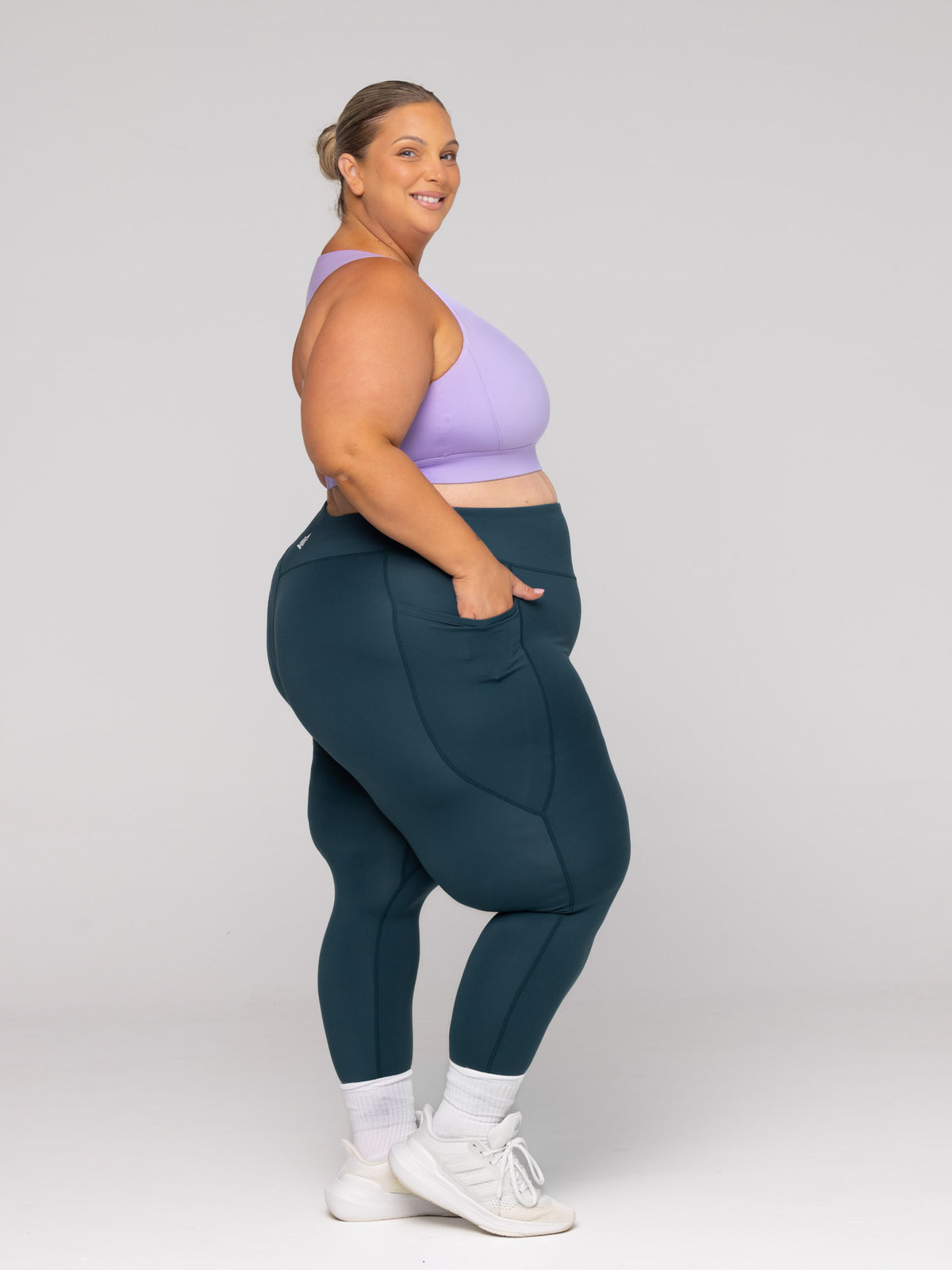 Shae is wearing our leggings in size 3XC. She is AUS 22-24 and 167cm tall.