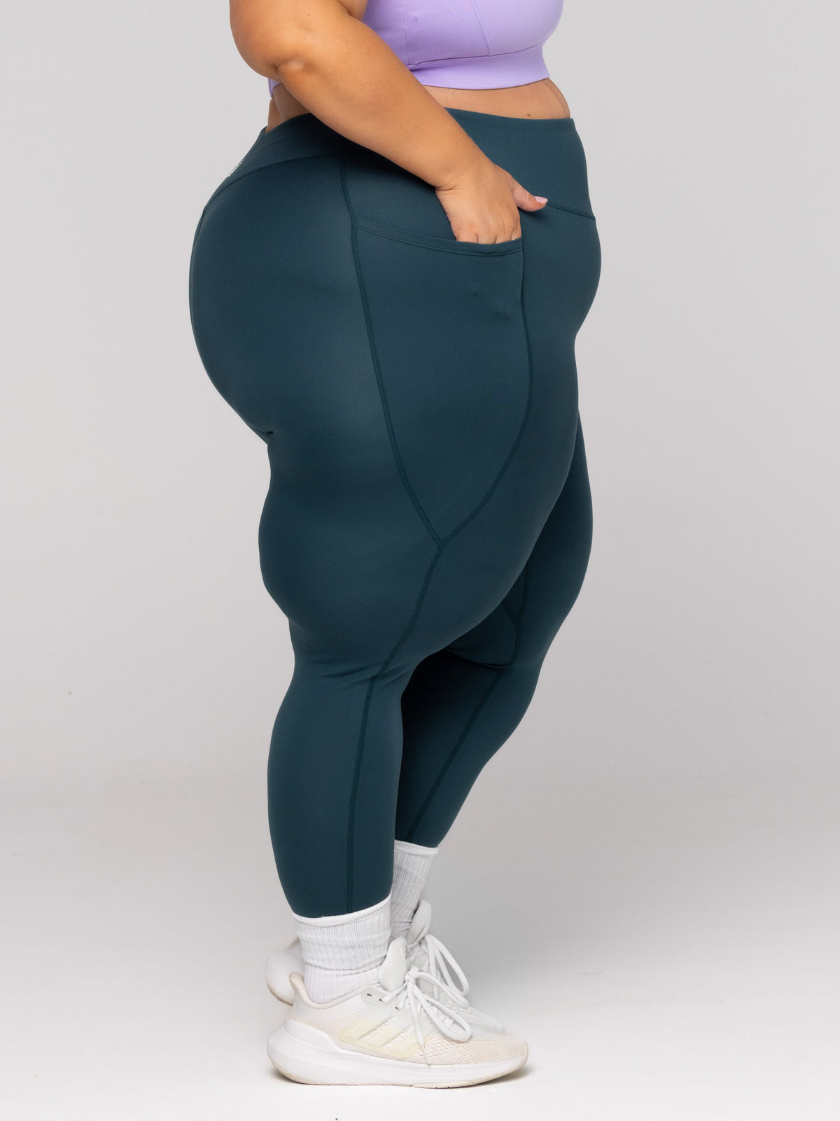 Shae is wearing our leggings in size 3XC. She is AUS 22-24 and 167cm tall.