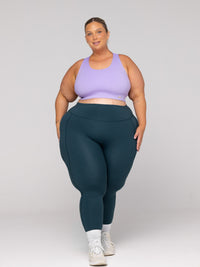 Shae is wearing our leggings in size 3XC. She is AUS 22-24 and 167cm tall.