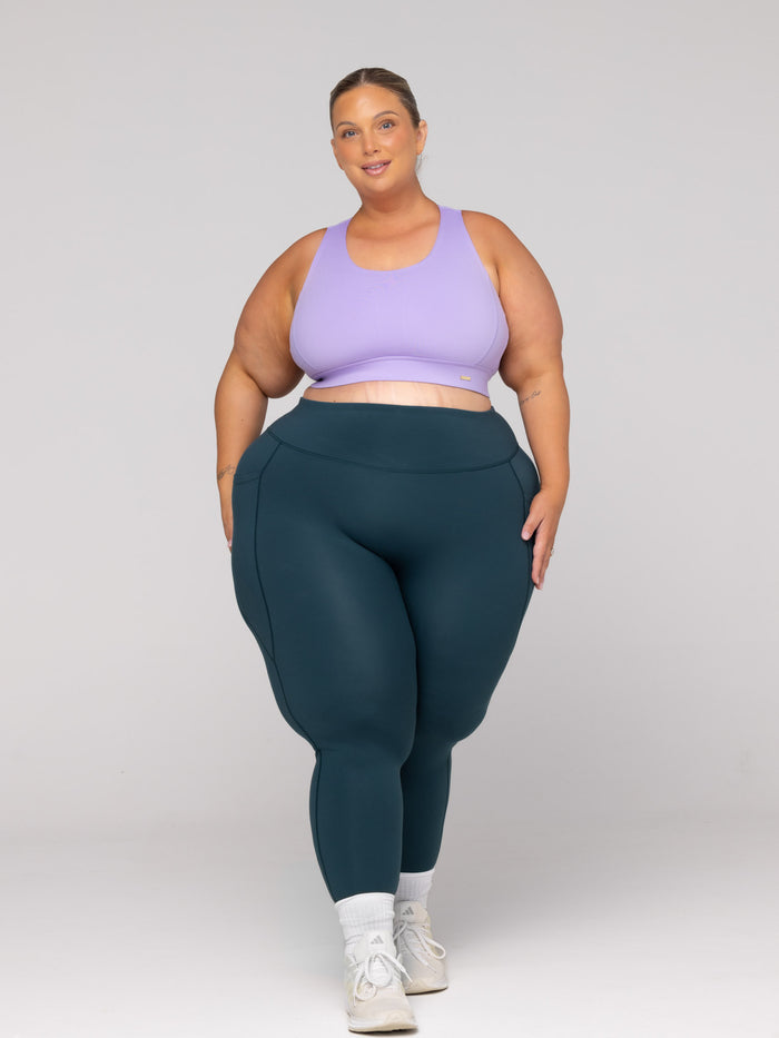 Shae is wearing our leggings in size 3XC. She is AUS 22-24 and 167cm tall.