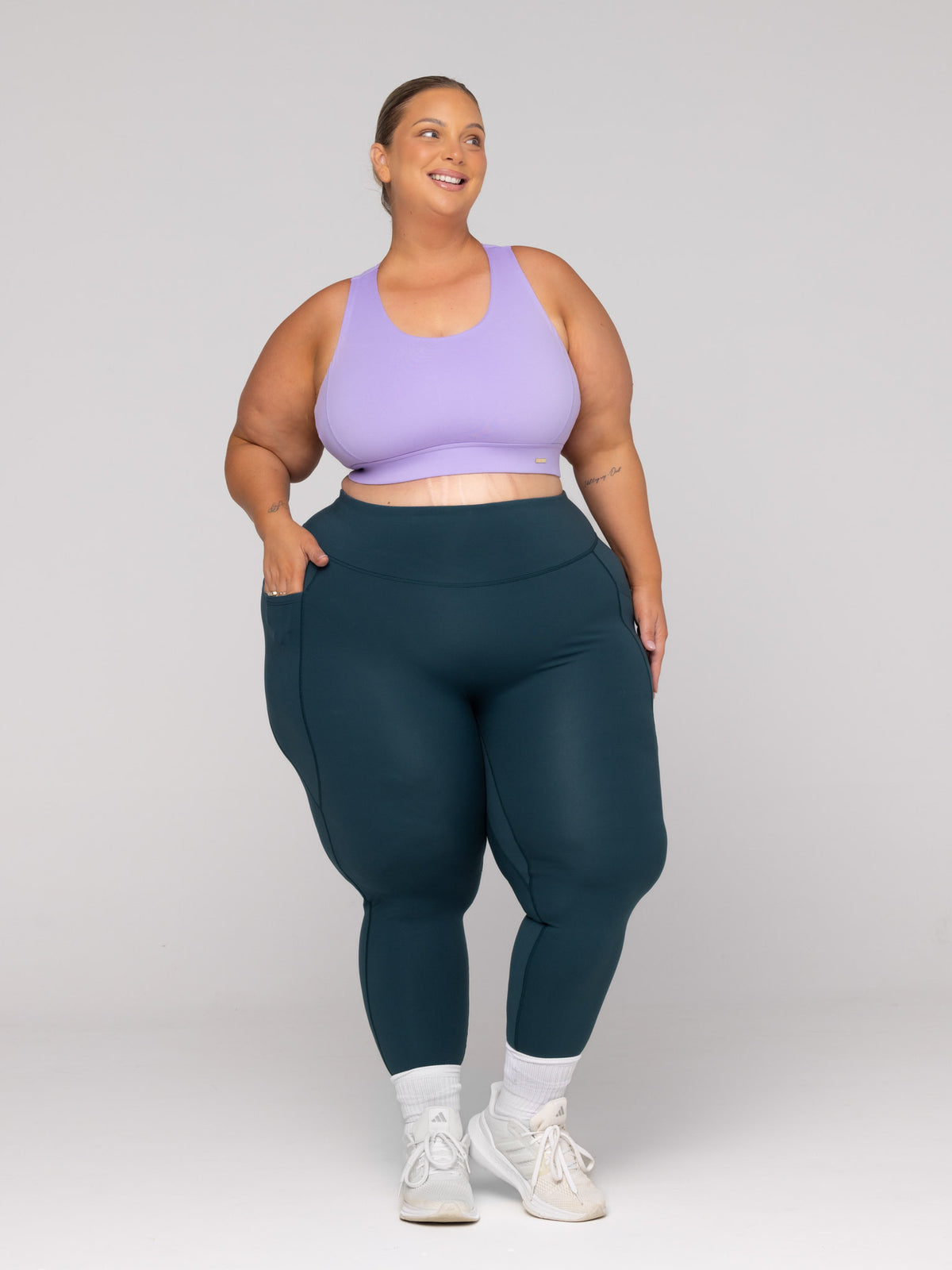Shae is wearing our leggings in size 3XC. She is AUS 22-24 and 167cm tall.