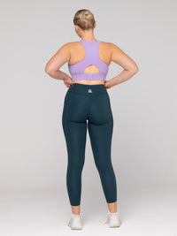Brooke is wearing our leggings in size M. She is AUS 12 and 172cm tall.
