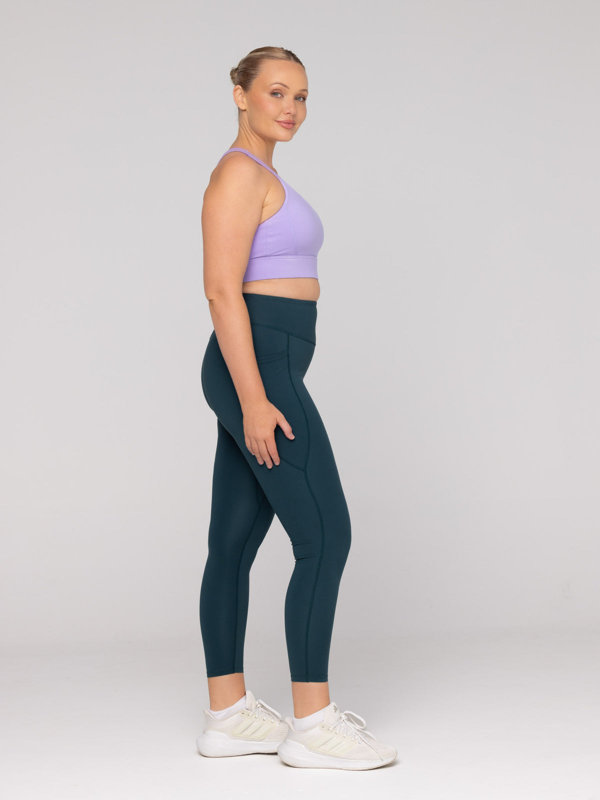 Brooke is wearing our leggings in size M. She is AUS 12 and 172cm tall.