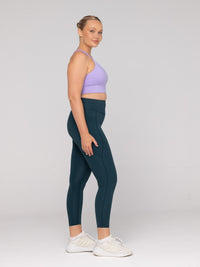 Brooke is wearing our leggings in size M. She is AUS 12 and 172cm tall.