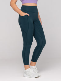 Brooke is wearing our leggings in size M. She is AUS 12 and 172cm tall.