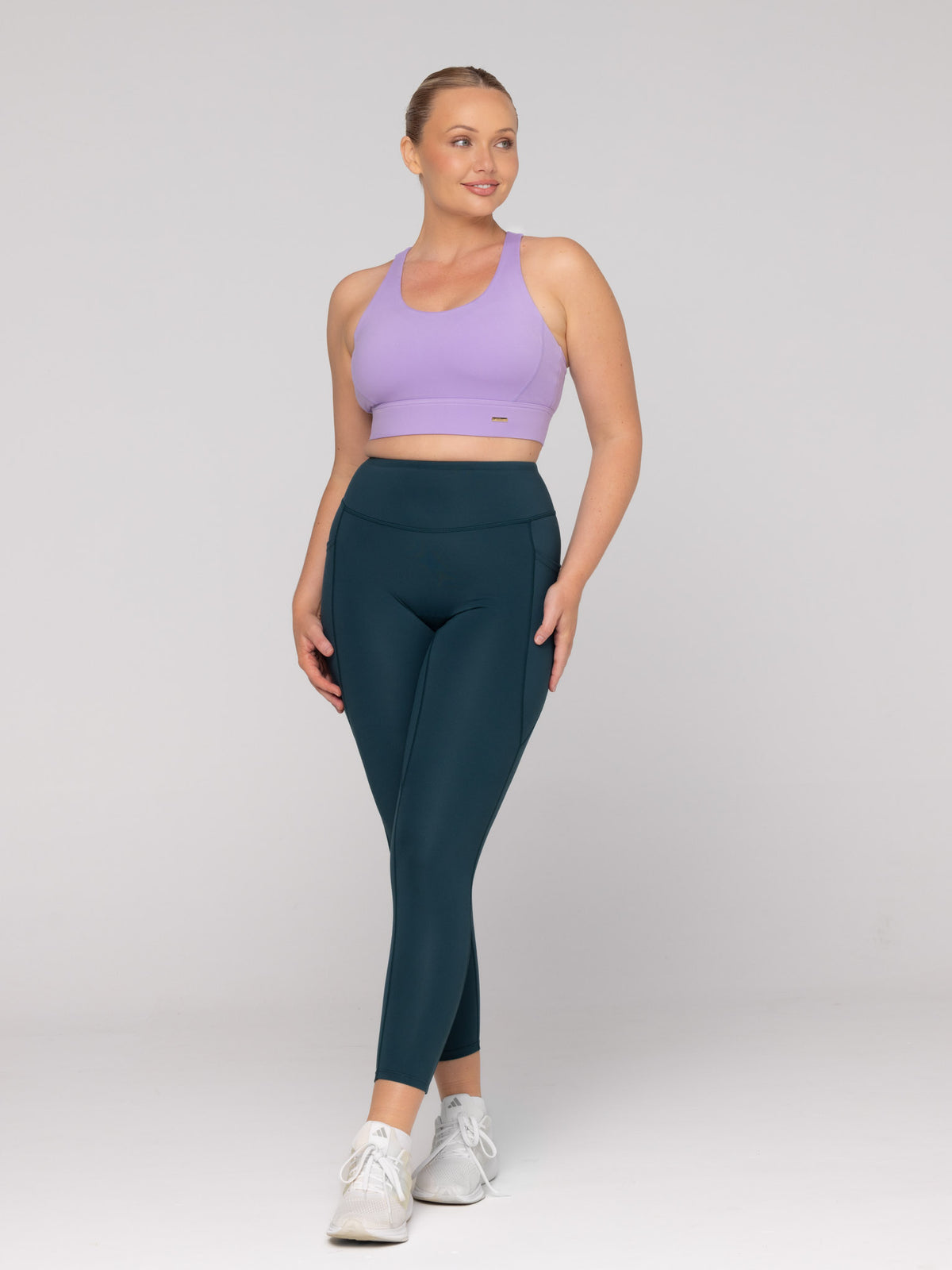 Brooke is wearing our leggings in size M. She is AUS 12 and 172cm tall.