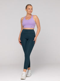 Brooke is wearing our leggings in size M. She is AUS 12 and 172cm tall.