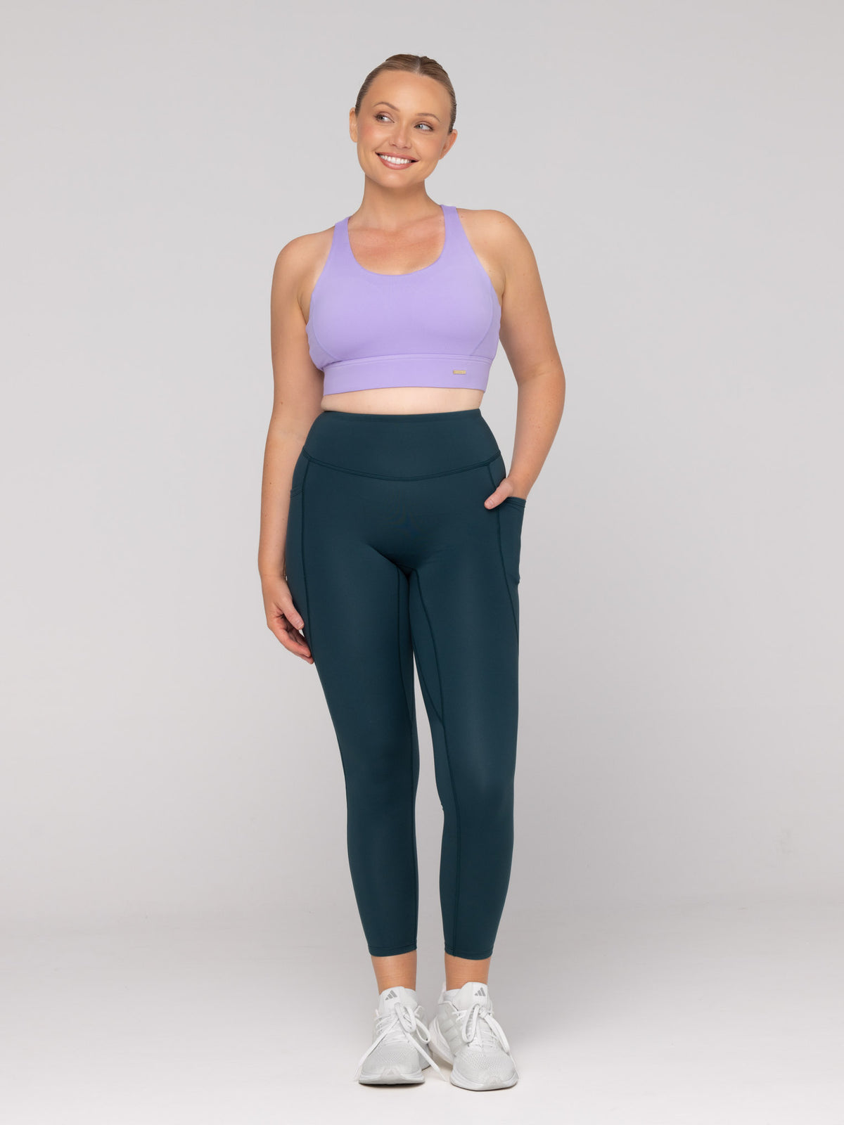 Brooke is wearing our leggings in size M. She is AUS 12 and 172cm tall.