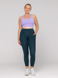 Brooke is wearing our leggings in size M. She is AUS 12 and 172cm tall.