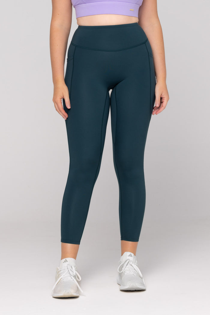Brooke is wearing our leggings in size M. She is AUS 12 and 172cm tall.